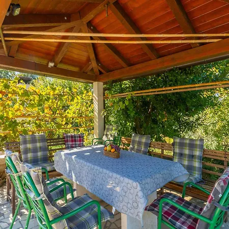 Vikendica Charming With Swimming Pool And Garden