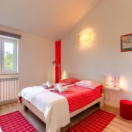 Charming With Swimming Pool And Garden 度假居