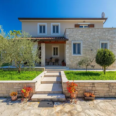 Vikendica Charming With Swimming Pool And Garden Pazin