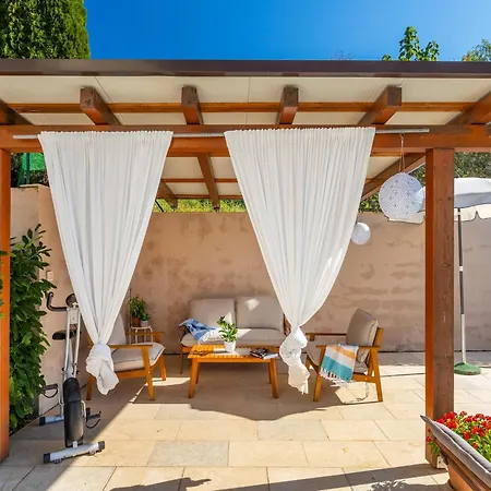 Charming With Swimming Pool And Garden Holiday home *
