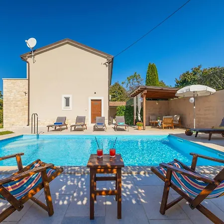 Charming With Swimming Pool And Garden Holiday home Pazin