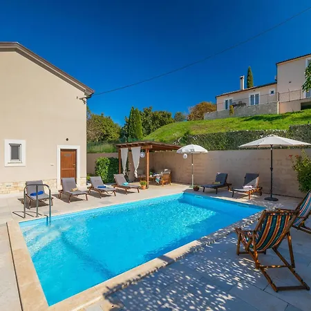 Charming With Swimming Pool And Garden